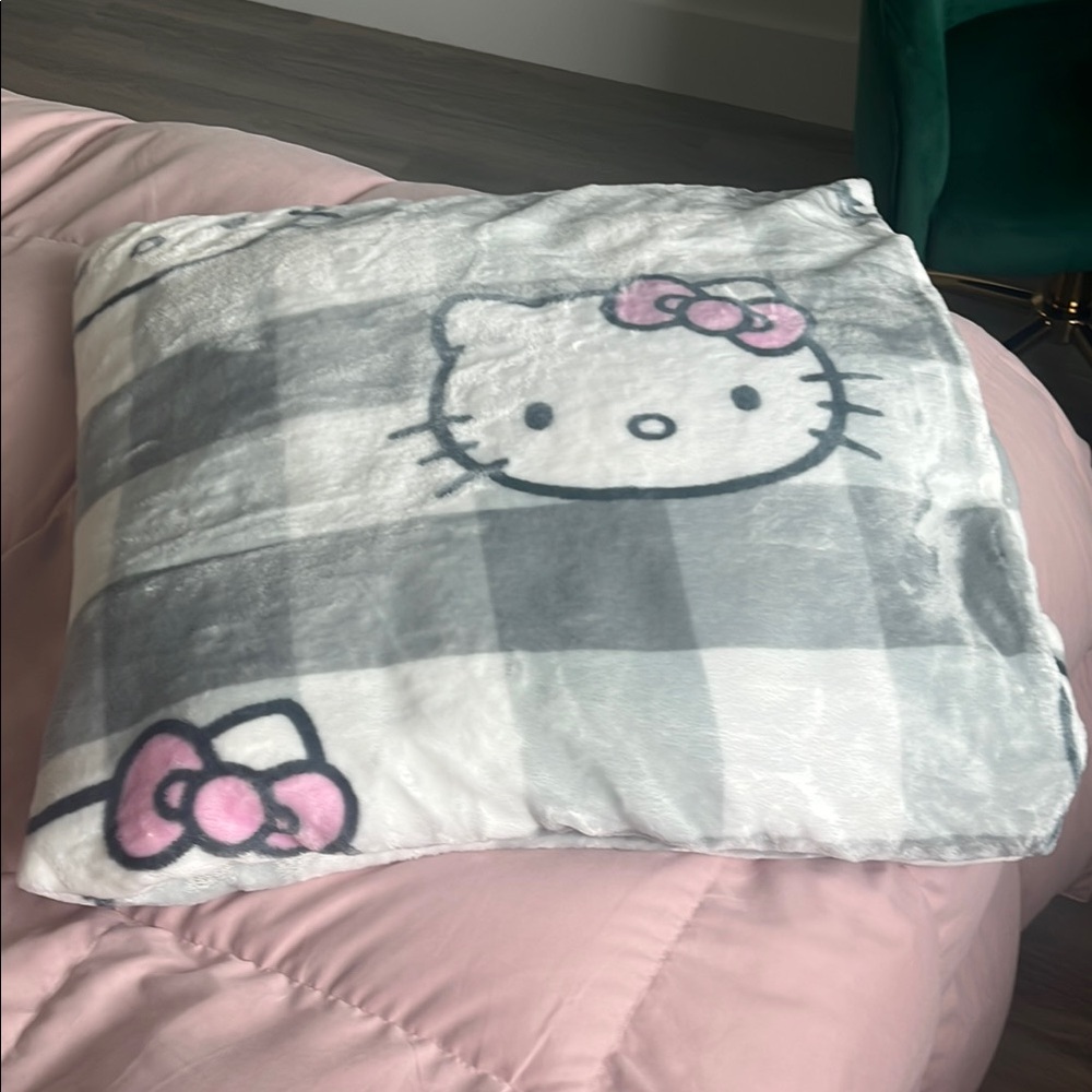 Like New! Hello Kitty Queen Gray and Pink plaid Plush blanket throw